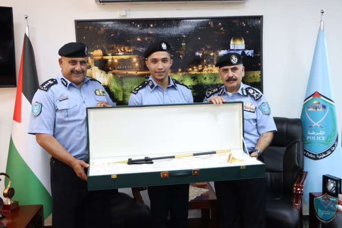 اللواء يوسف الحلو يمنح شهادة التميز للملازم أول معتز جهاد يمك مرتب حماية الأسرة والأحداث  
