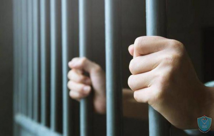 الشرطة تقبض على شخص صادر بحقه حكم 10 سنوات في رام الله