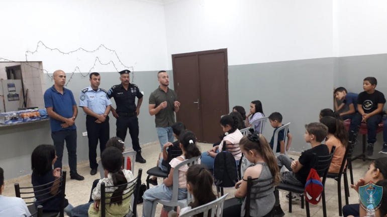 الشرطة تنظم محاضرة توعية حول الرموز الوطنية والتراث الفلسطيني  لمخيم الشرطي  الصغير في جنين 