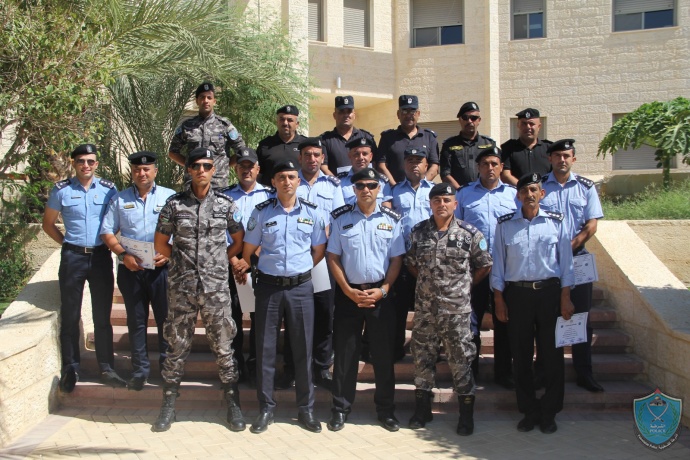 كلية فلسطين للعلوم الشرطية تخرّج دورة عمليات الشرطة الميدانية والحواجز الأمنية