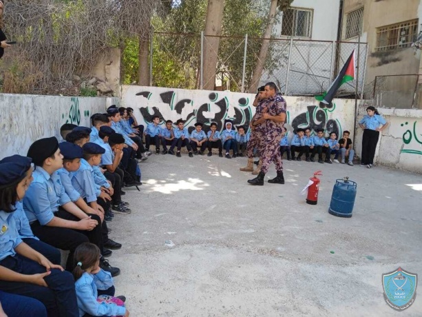 الشرطة والدفاع المدني ينظمان محاضرات تدريبية لطلاب مخيم الشرطي الصغير بنابلس 