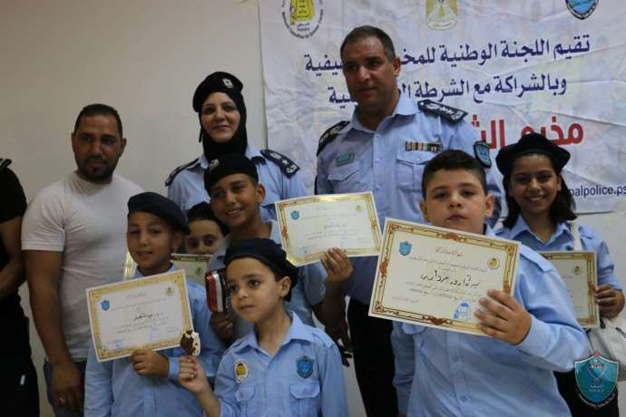 الشرطة ولجنة المخيمات الصيفية تخرجان مخيم الشرطي الصغير بنابلس