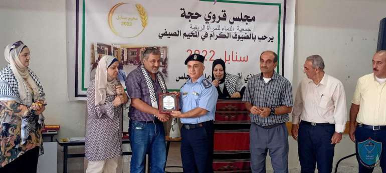 الشرطة تشارك بحفل تخريج مخيم صيفي في قلقيلية 