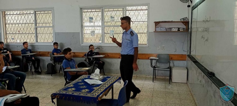 الشرطة تحاضر بطلبة المدارس في قلقيلية  
