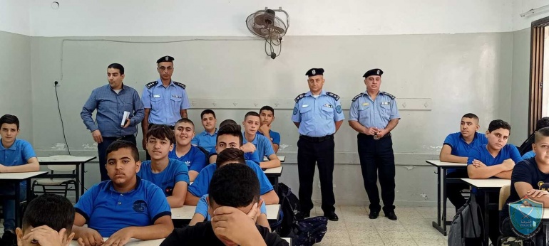 الشرطة تحاضر بطلبة مدرسة فلسطين في قلقيلية