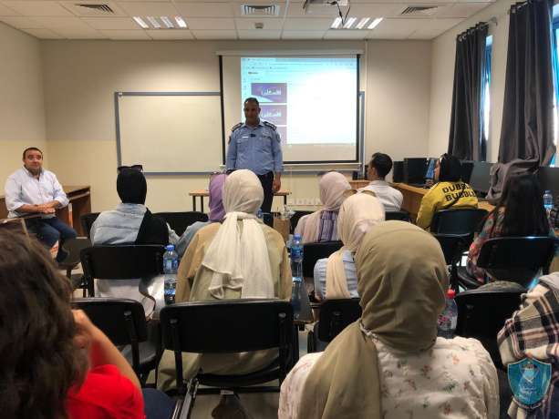 الشرطة تقدم محاضرة توعوية حول الإبتزاز الإلكتروني لطلبة جامعة النجاح بنابلس