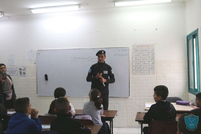 الشرطة تستهدف 150  طالبا بمحاضرة توعوية شرطية  في جنين