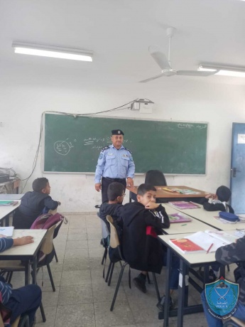 الشرطة تحاضر بطلبة مدارس الوكالة في قلقيلية 