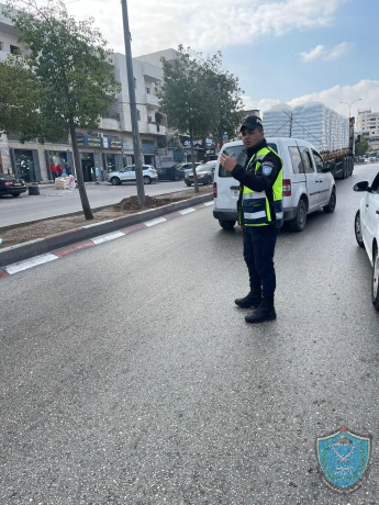 الشرطة تساند البلدية بازالة التعديات وتنظم الشارع العام في العيزرية بضواحي القدس