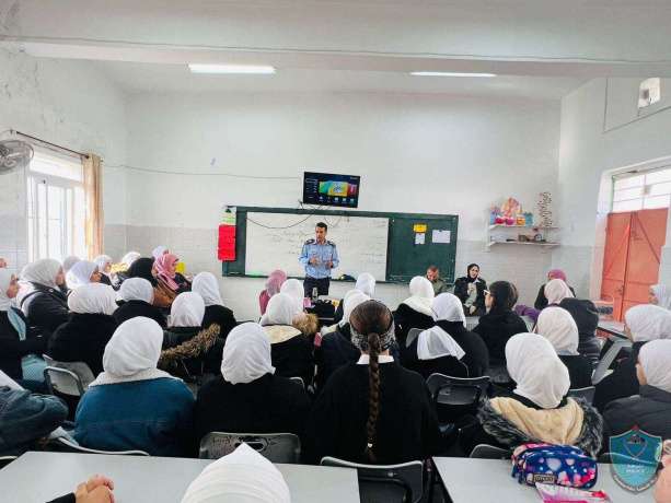 الشرطة تعقد لقاء  لطالبات مدرسة بنات علار الثانوية بطولكرم 