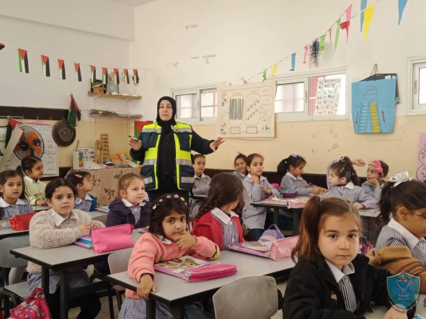 الشرطة تعقد محاضرتين حول السلامة المرورية في مدرسة فلسطين طولكرم