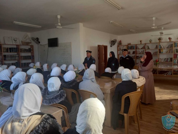 الشرطة تحاضر بطالبات مدرسة الإناث الشرعية في قلقيلية