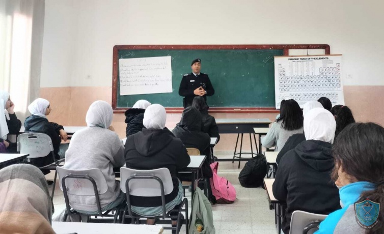الشرطة تحاضر بأكثر من 150 طالبة بمدرسة في بيت لحم