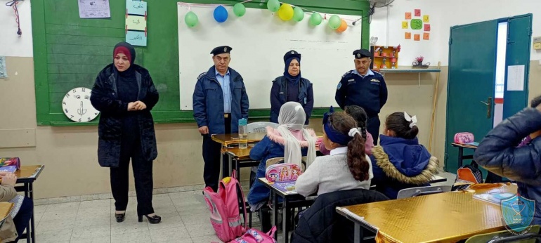 الشرطة تحاضر بطلبة مدرسة في قلقيلية