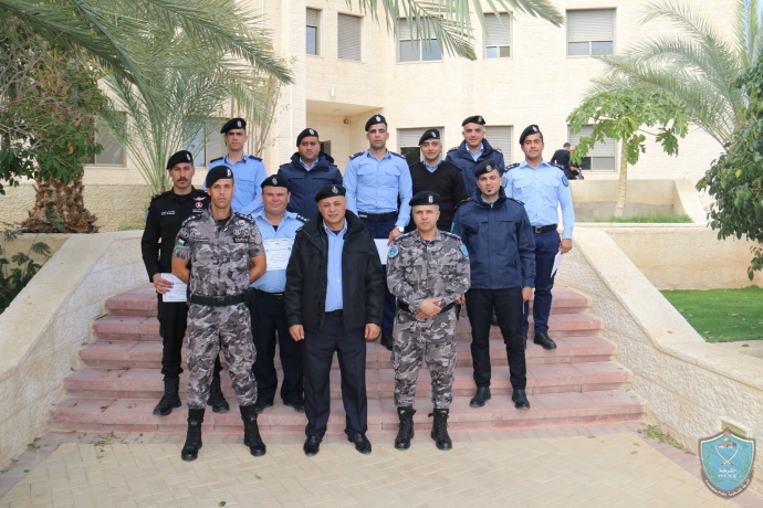 كلية فلسطين للعلوم الشرطية تخرّج المشاركين بدورة حول عمل الحواجز الأمنية 