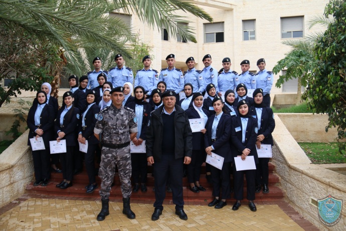 كلية فلسطين للعلوم الشرطية تخرج دورة التمكين الشرطي 