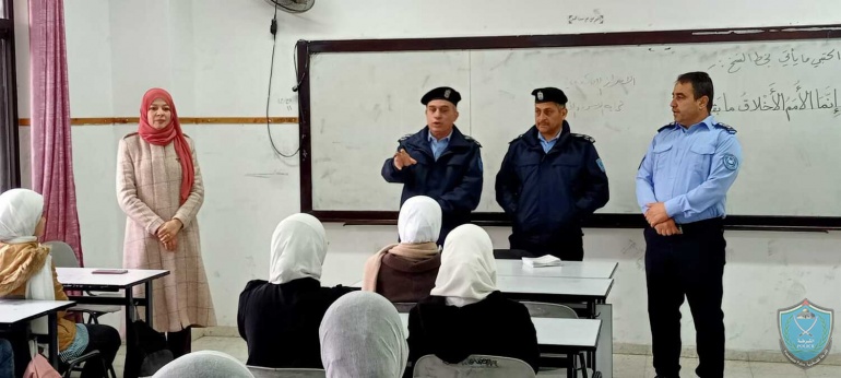 الشرطة تنظم محاضرات لطالبات مدرسة  في قلقيلية 