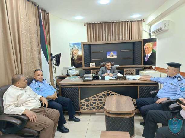 المركز الشرطي المتنقل يتواصل مع مؤسسات المجتمع المحلي في طولكرم