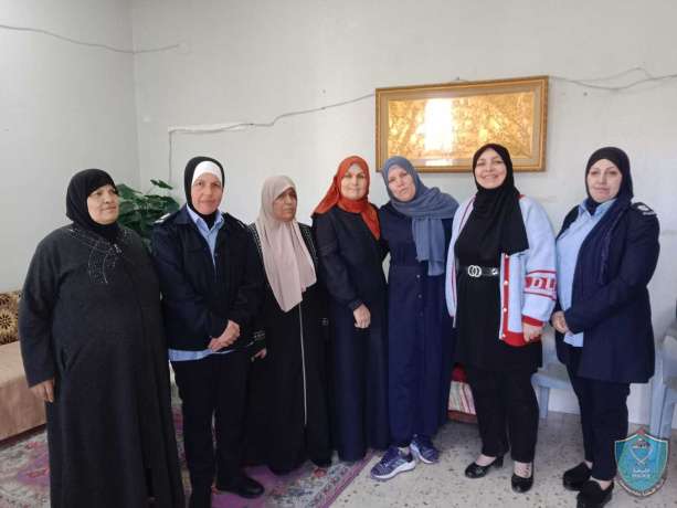 المركز الشرطي المتنقل يلتقي سيدات جمعية في الخليل