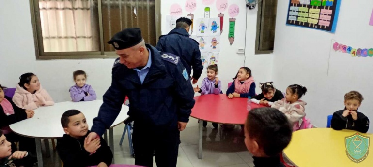الشرطة تنظم نشاطاً توعوياً ترفيهياً لأطفال روضة في قلقيلية