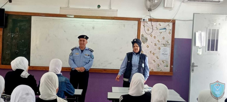 الشرطة تحاضر بطالبات مدرسة ثانوية بقلقيلية