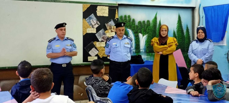 الشرطة تحاضر بطلبة مدرسة الشهداء الأساسية المختلطة  في قلقيلية
