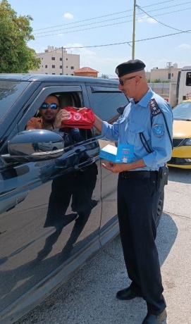 في اسبوع المرور العربي الشرطة تكرم عددا من  السائقين المميزين في المحافظات