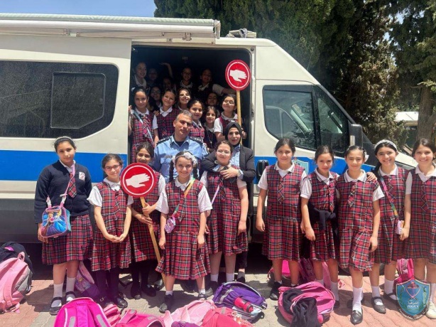 مركز الشرطة المتنقل يلتقي بطالبات مدرسة بنات مار يوسف في محافظة بيت لحم