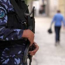 الشرطة تقبض على شخص بحوزته 26 عبوة من غاز الضحك المخدرفي طولكرم