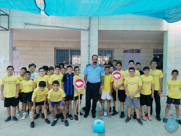 الشرطة تحاضر بأطفال مخيم الإبداع والتميز الصيفي في بيت لحم