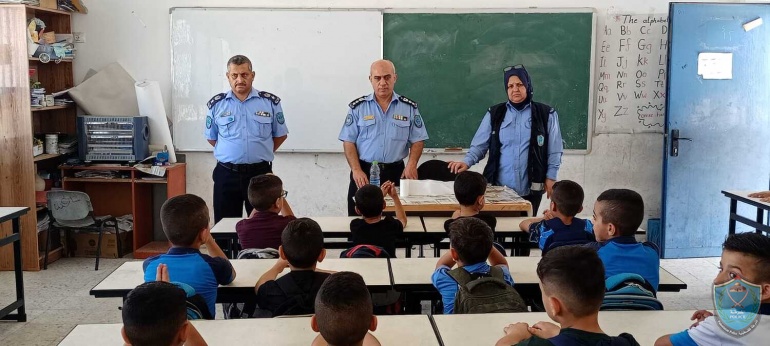 الشرطة تحاضر بطلبة مدرسة الوكالة الأساسية في قلقيلية 