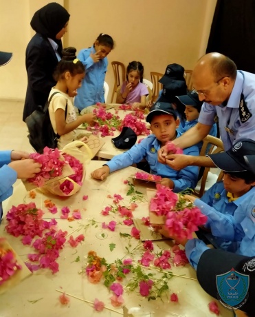 الشرطة تنظم رحلة ترفيهية للمشاركين في مخيم الشرطي الصغير في أريحا