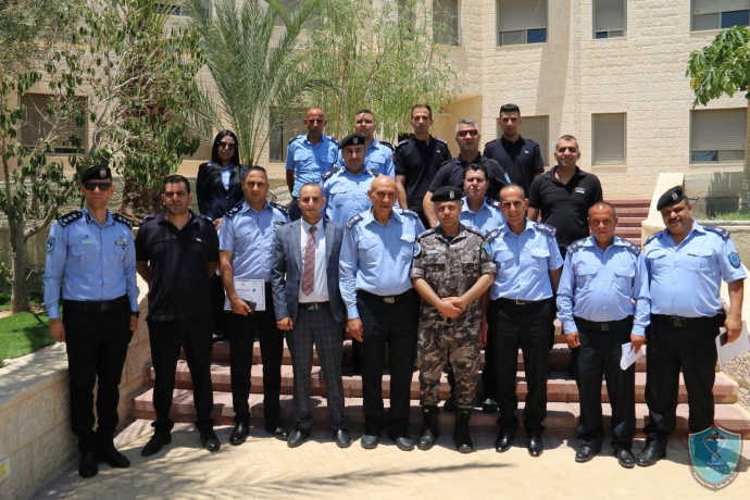 الشرطة تخرّج دورة في الجرائم الإقتصادية وغسيل الأموال في كلية فلسطين للعلوم الشرطية