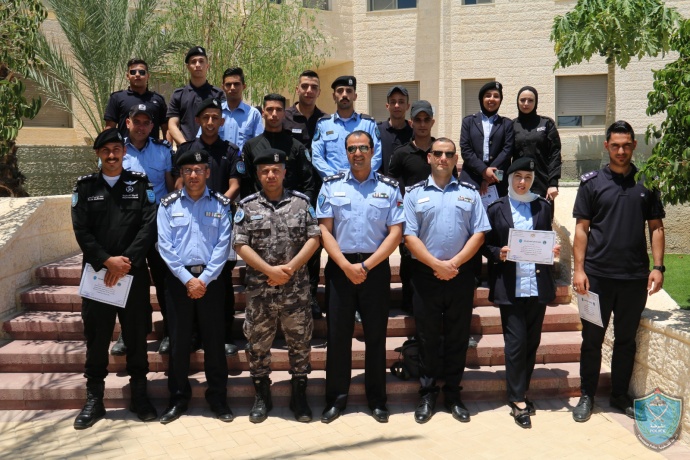 الشرطة تخرّج دورة الاتصال والتواصل في كلية فلسطين للعلوم الشرطية