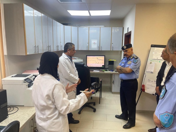 اللواء يوسف الحلو مدير عام الشرطة يطلع على آليات العمل بالمختبر الجنائي والأدلة  الجنائية التابع لجهاز الشرطة 