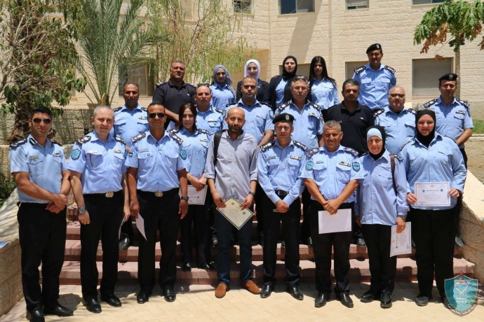 كلية فلسطين للعلوم الشرطية تخرج دورة العلاقات العامة والشرطة المجتمعية