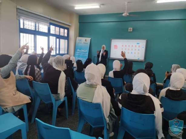 الشرطة تنظم لقاءً توعوياً حول الجرائم الإلكترونية بمدرسة الوكالة في الخليل