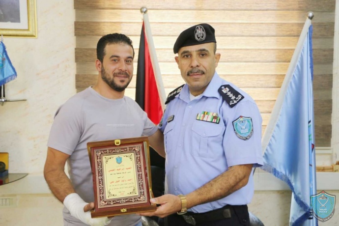 الشرطة تكرم مواطن لشجاعته وانقاذه لحياة طفلة في بيت لحم