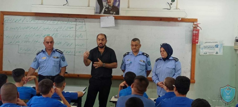 الشرطة تحاضر بطلبة مدرسة الرازي في قلقيلية
