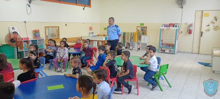 الشرطة تحاضر بطلبة مدرسة أساسية مختلطة في قلقيلية