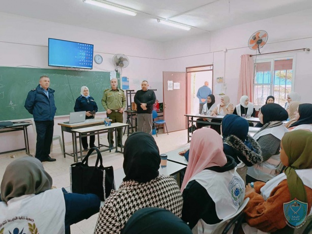 مركز الشرطة المتنقل ينظم محاضرات توعية لفريق متطوعين بلا حدود في طولكرم