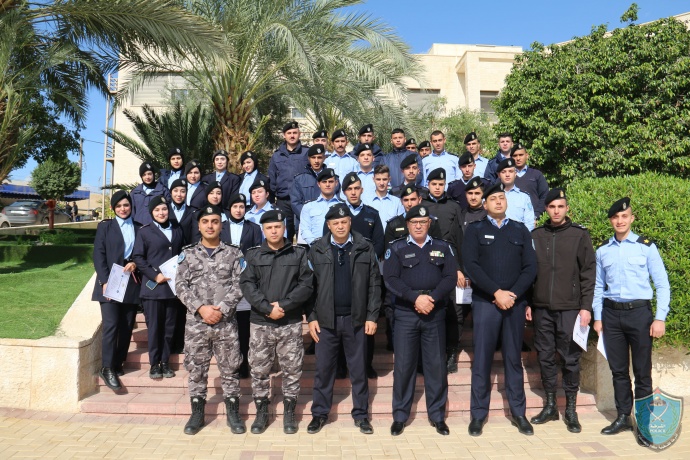 كلية فلسطين للعلوم الشرطية تخرج دورة التمكين الشرطي 