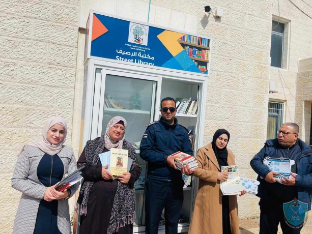 الشرطة تهدي عشرات الكتب لصالح مكتبة بلدية سلفيت 
