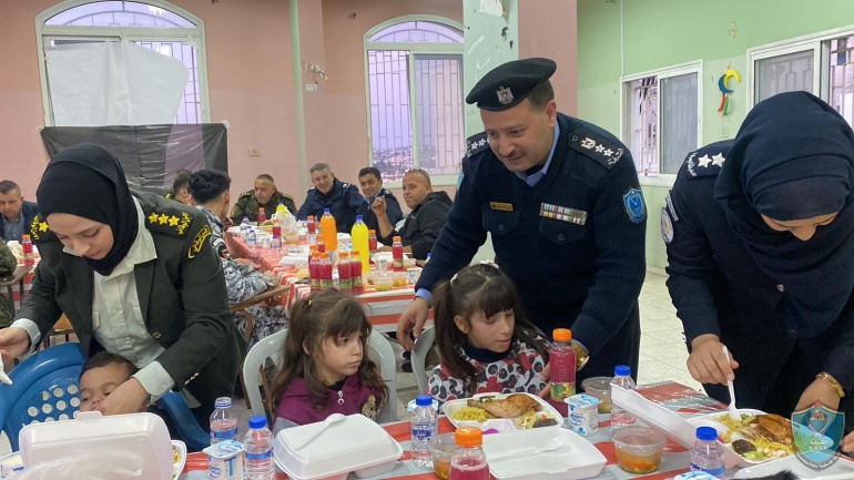 الشرطة ولجنة العلاقات للأجهزة الأمنية تنظم إفطار رمضاني للأطفال الأيتام في جمعية الهلال الأحمر بطولكرم