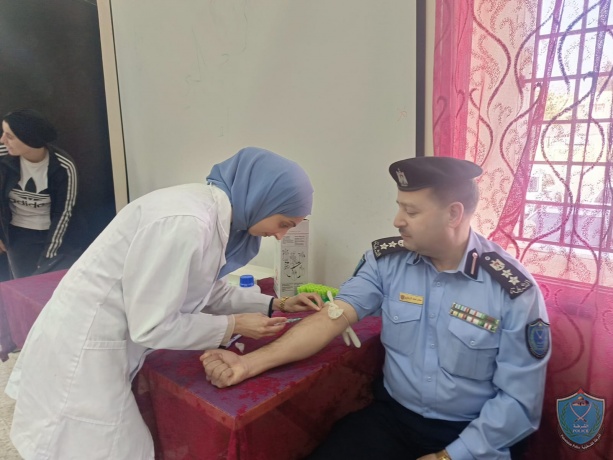 الشرطة تشارك بحملة للتبرع بالدم في طولكرم