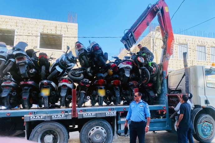 الشرطة تتلف 30 دراجة نارية غير قانونية في الخليل 