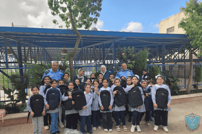 الشرطة توزع حقائب على طلاب المدارس بطوباس 
