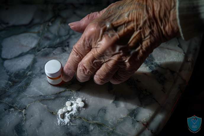 شاب يبلغ الشرطة عن والده لتعاطيه المخدرات في الخليل