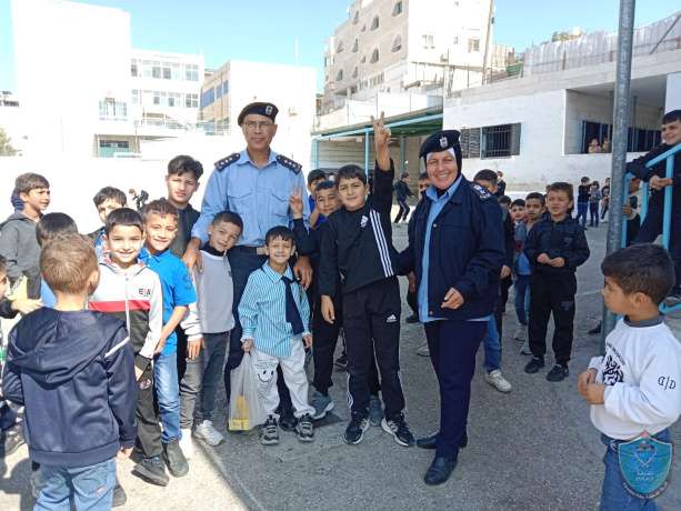 الشرطة تنظم لقاء توعية لطلاب مدرسة في الخليل