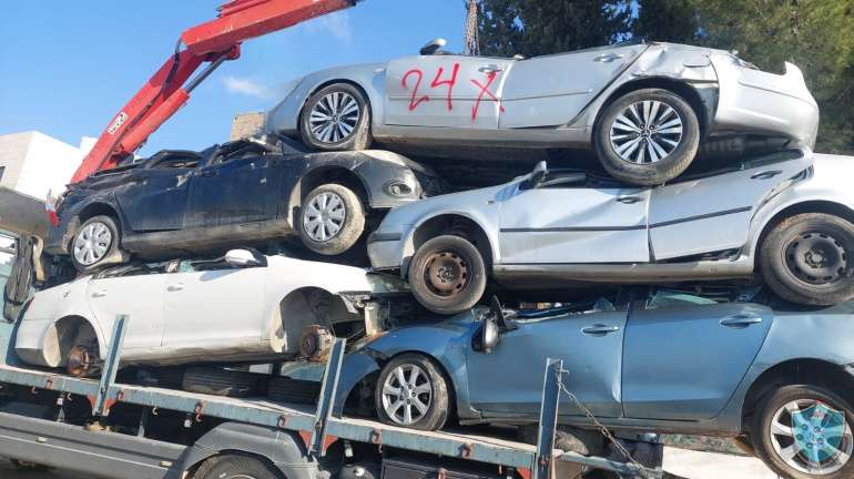 الشرطة تتلف 100 مركبة غير قانونية في الخليل